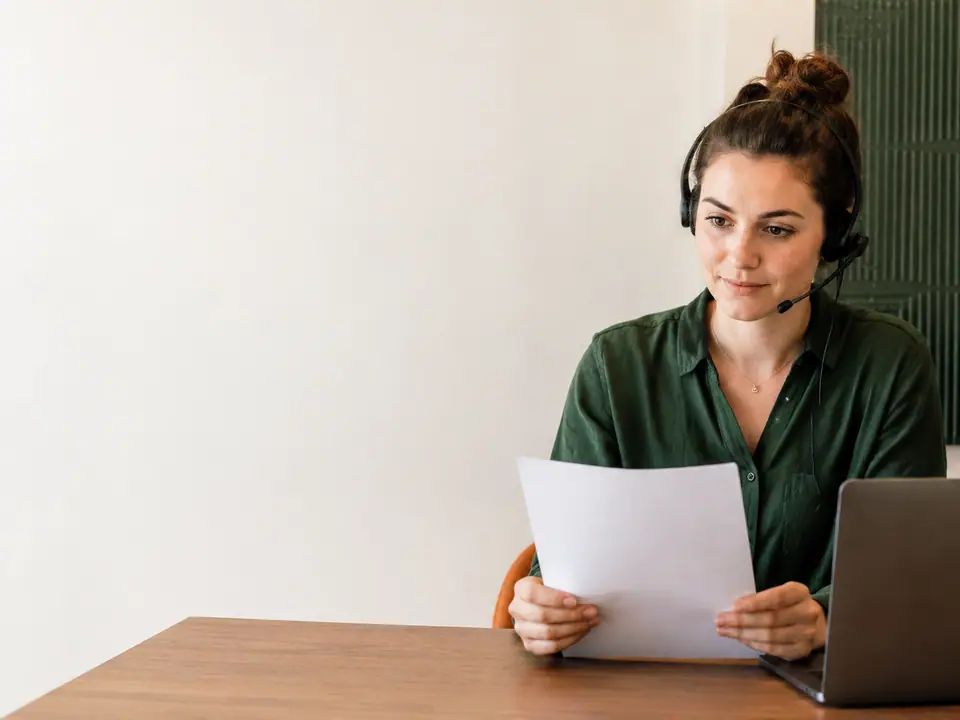 Adviseur ordent tijdens het gesprek de besproken situatie